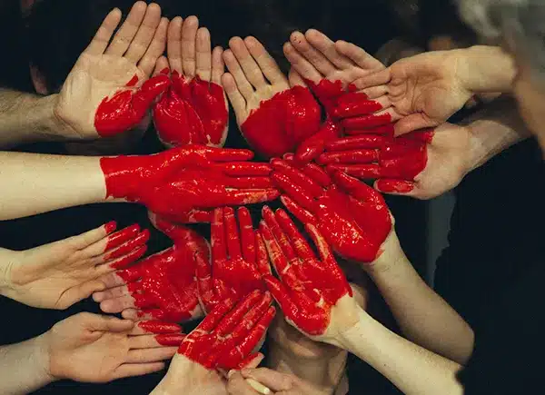 Photo de mains formant un coeur pour illustrer un site internet responsable