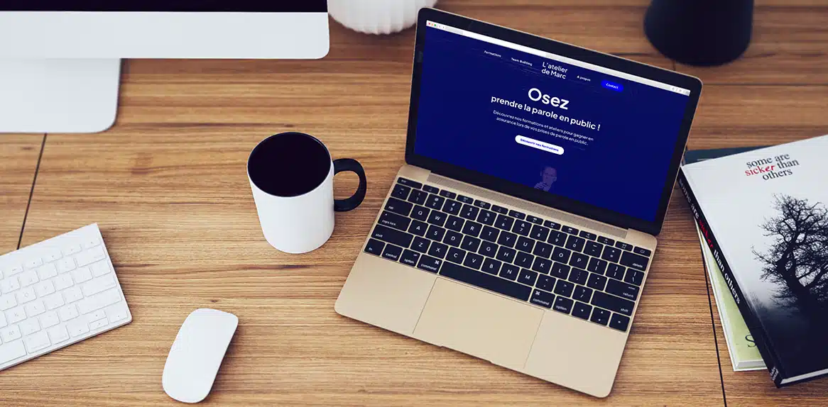 Photo d'illustration du site vitrine Wordpress de l'Atelier de Marc avec un ordinateur