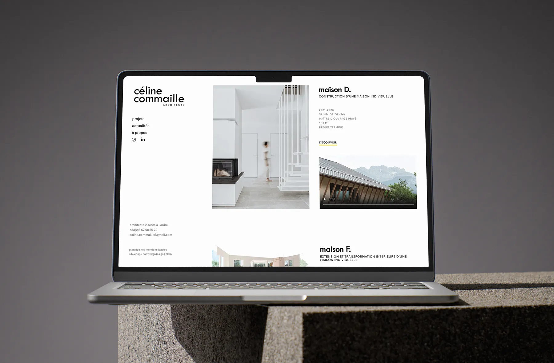 Ordinateur ouvert sur le site de Céline Commaille Architecte, site réalisé par Wedgi Design pour une architecte indépendante