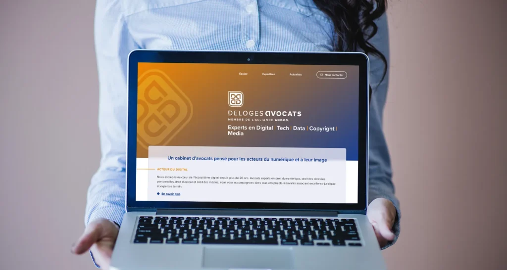 Ordinateur ouvert sur le site de Deloges Avocats, site pour un cabinet d'avocats réalisé par Wedgi Design