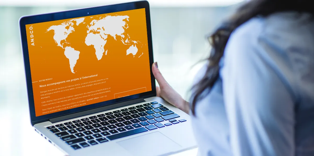 Ordinateur ouvert sur le site de Deloges Avocats, site pour un cabinet d'avocats réalisé par Wedgi Design